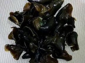 干木耳温水泡发，冲洗干净，沥干水份备用