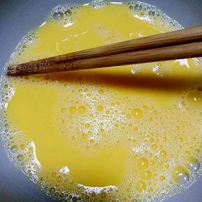 鸡蛋打撒在碗中，加入少许温水，打均匀