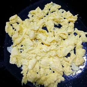 锅中倒油烧热，倒入鸡蛋液翻炒至凝固盛出备用