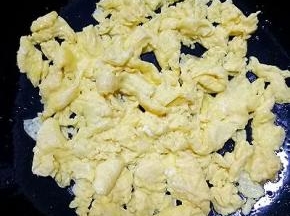 锅中倒油烧热，倒入鸡蛋液翻炒至凝固盛出备用