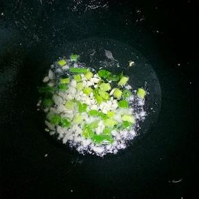 再倒入少许油，放入小葱和蒜末煸炒