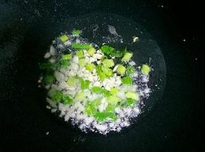 再倒入少许油，放入小葱和蒜末煸炒