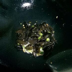 放入黑木耳翻炒