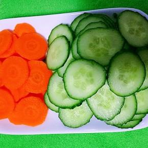 黄瓜，胡萝卜洗干净，切片