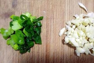 小葱和蒜切碎
