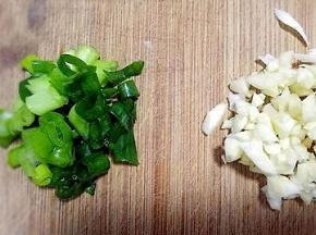 小葱和蒜切碎