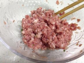 肉末放入适量的盐,淀粉,葱花、姜末搅拌均匀