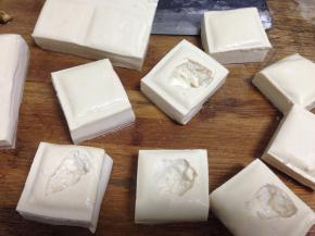 豆腐一分为四(这个看买的什么样的豆腐来分)中间小勺子挖一个洞.