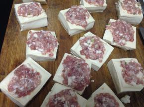 将腌制好的肉馅酿入豆腐里.