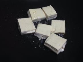 热锅，倒入适量油，放入豆腐块小火煎制,
