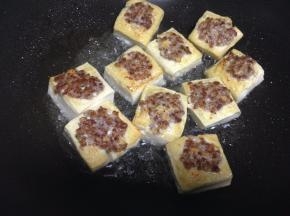 煎至表面焦黄色，翻开另一面继续煎片刻.