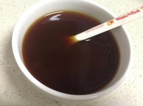 碗里加入耗油,生抽对半碗水调汁