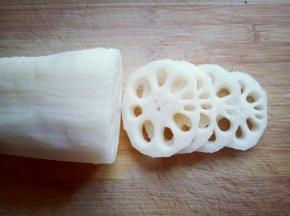 首先将藕去皮，洗干净，切片。(不要切的太厚)