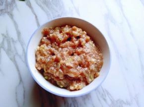 肉馅: 猪肉糜，加入一只鸡蛋，葱姜蒜末，盐，糖，料酒，十三香，生抽，顺时针搅拌均匀即可，放旁边备用。(调味这里可以个人喜欢来调味)
