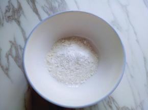 普通面粉放入大口碗里。
