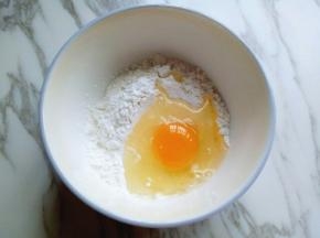打入一只鸡蛋。