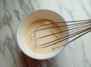 用手动打蛋器打均匀，放旁边静止15分钟。