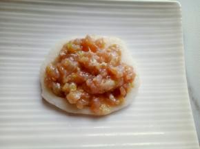 取一片藕片，放入肉馅。