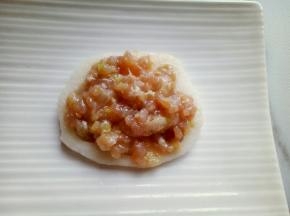 取一片藕片，放入肉馅。