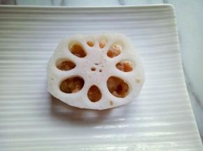 再取一片藕片，盖在上面，用手轻轻上下按压，依次做完。