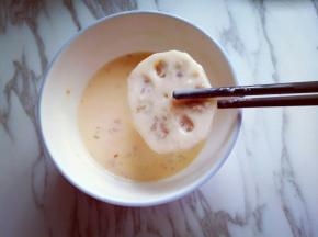 用夹好肉馅的藕放入面糊碗里蘸一下，是藕盒均匀沾满面糊。(喜欢吃酥皮多的，就裹的厚一点。)