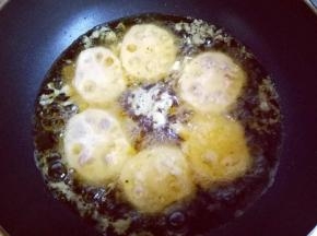 炸锅中加入食用油，(最好选用直径小一点，有点高度的小锅。比较省油。)油温6成时用筷子夹入做好的藕盒，小火炸藕盒，炸至两面金黄即可。(油温不易过高，因为里面包的肉馅，油温太高会导致肉馅没熟，外皮就焦糊。)