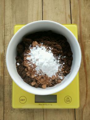 奥利奥饼干碎，可可粉，糖粉混合均匀。