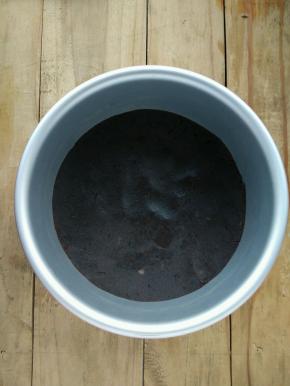 加入融化的黄油，拌匀倒入6寸圆模并压实。送去冰箱冷藏。