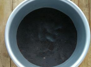 加入融化的黄油，拌匀倒入6寸圆模并压实。送去冰箱冷藏。