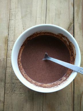 淡奶油和牛奶加热至温，加入巧克力，利用余温融化成巧克力液备用。