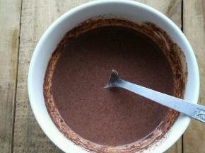 淡奶油和牛奶加热至温，加入巧克力，利用余温融化成巧克力液备用。