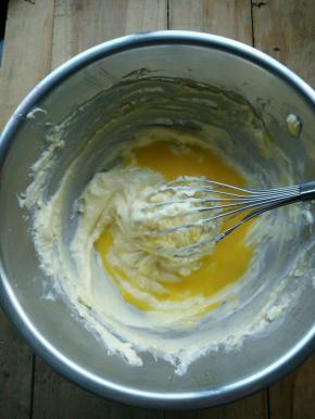 奶油奶酪室温软化，加糖搅打至顺滑。分两次加入蛋液，每次都要拌匀再加下一次。