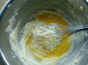 奶油奶酪室温软化，加糖搅打至顺滑。分两次加入蛋液，每次都要拌匀再加下一次。