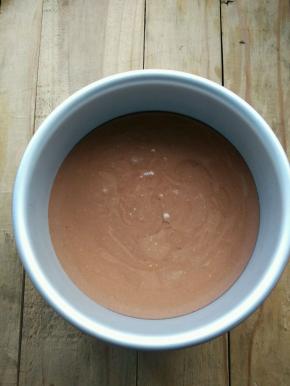 拿出冰箱里的模具，倒入巧克力奶酪糊。送入预热好的烤箱，180度烤25分钟。