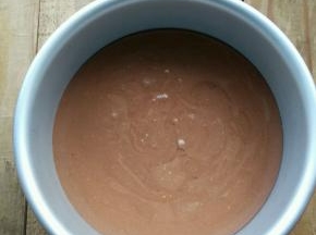 拿出冰箱里的模具，倒入巧克力奶酪糊。送入预热好的烤箱，180度烤25分钟。