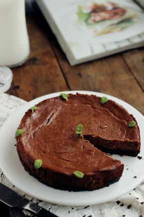 烤好后在烤箱里焖10分钟，送入冰箱冷藏至少4小时。装饰切块食用。