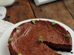 烤好后在烤箱里焖10分钟，送入冰箱冷藏至少4小时。装饰切块食用。