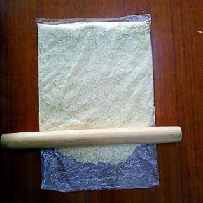 准备好所有材料，将吉利丁粉用45g凉白开泡开，隔水加热溶解。消化饼干装进保鲜袋，用擀面杖敲碎，擀压