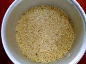 黄油隔水融化，加入饼干碎中搅拌均匀，倒入蛋糕模具中，放入冰箱冷藏