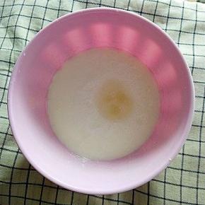 酸奶中加入10g白砂糖隔水搅拌至白糖融化，没有颗粒状