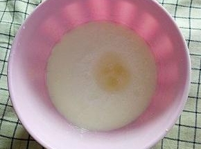 酸奶中加入10g白砂糖隔水搅拌至白糖融化，没有颗粒状