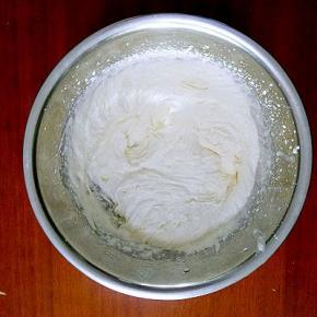 将淡奶油中加入20g白砂糖，打发至稍有纹路即可