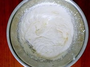 将淡奶油中加入20g白砂糖，打发至稍有纹路即可