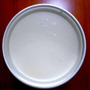 从冰箱取出蛋糕模，倒入慕斯液，轻震几下，震出气泡，或者可以用牙签把气泡挑破，放冰箱冷藏4小时