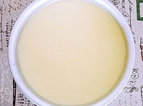 吉利丁粉5g加80g矿泉水泡开搅拌均匀，倒入冷藏4小时的模具中，在继续冷藏6小时或者一个晚上