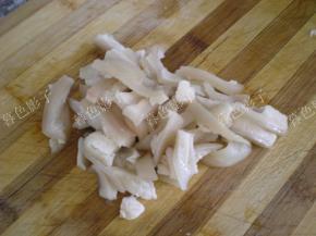 大约20分钟左右煮烂了。切成宽的条