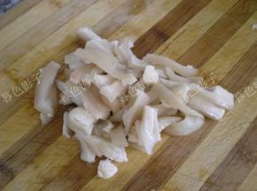 大约20分钟左右煮烂了。切成宽的条