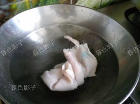 猪皮水煮一下