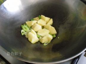 油热先炸锅，翻炒一下