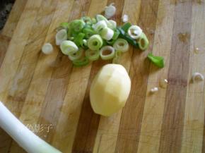 葱花切好，土豆切块。